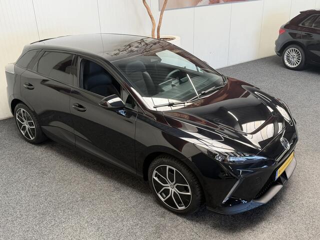 MG 4 MG4 ELECTRIC LUXURY LONG RANGE 204 PK 64 KWH FABRIEKGARANTIE TOT 2031 !!! NAVIGATIE ADAPTIVE CRUISE CONTROL APPLE CARPLAY/ANDROID 360 CAMERA STOEL EN STUURVERWARMING DODEHOEKSENSOREN RIJSTROOKSENSOREN KEYLESS GO ZEER MOOI !!