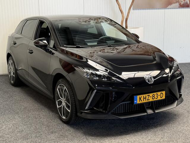MG 4 MG4 ELECTRIC LUXURY LONG RANGE 204 PK 64 KWH FABRIEKGARANTIE TOT 2031 !!! NAVIGATIE ADAPTIVE CRUISE CONTROL APPLE CARPLAY/ANDROID 360 CAMERA STOEL EN STUURVERWARMING DODEHOEKSENSOREN RIJSTROOKSENSOREN KEYLESS GO ZEER MOOI !!