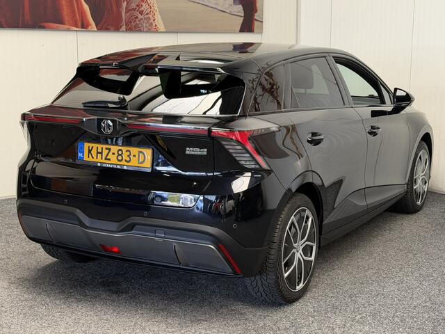 MG 4 MG4 ELECTRIC LUXURY LONG RANGE 204 PK 64 KWH FABRIEKGARANTIE TOT 2031 !!! NAVIGATIE ADAPTIVE CRUISE CONTROL APPLE CARPLAY/ANDROID 360 CAMERA STOEL EN STUURVERWARMING DODEHOEKSENSOREN RIJSTROOKSENSOREN KEYLESS GO ZEER MOOI !!
