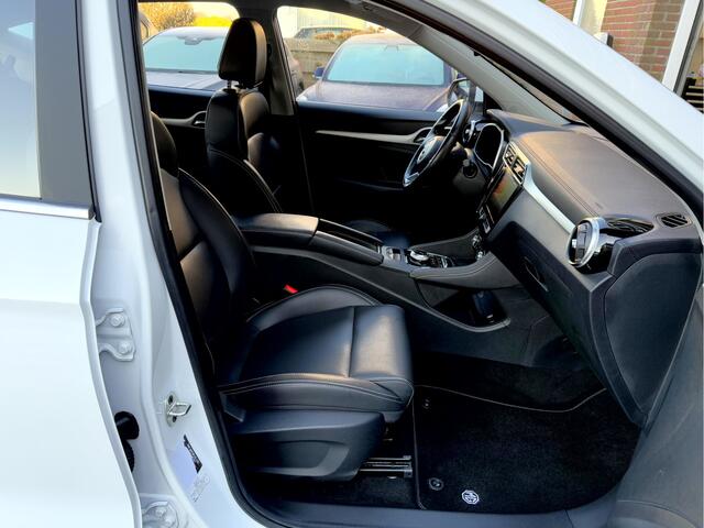 MG ZS EV Luxury Panoramadak, Camera, Leer