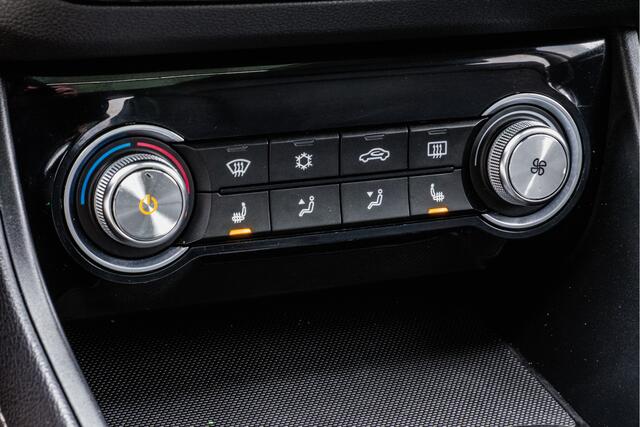 MG ZS MG EV Luxury 45 kWh Panoramdak/ Leer/ 17" Lmv/ Stoelverwarming/ Adapt. cruise/ Camera/ Carplay