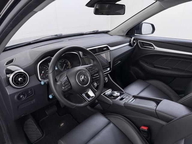MG ZS MG EV Luxury 45kWh SOH 92% Panorama-Schuifdak Leder+Verwrmd Trekhaak Adap.Cruise Camera Navi Apple Carplay Android Auto Elek.Stoel Pdc Airco Privacy Glas Isofix DAB Lmv 17" Keyless 1e Eigenaar Dealeronderhouden
