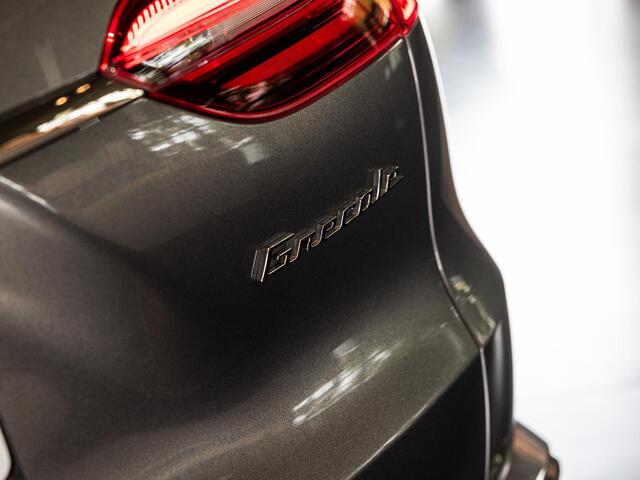 Maserati Grecale 3.0 V6 Trofeo Rood leder | Panoramadak | Surround camera | Sonus Faber audio
