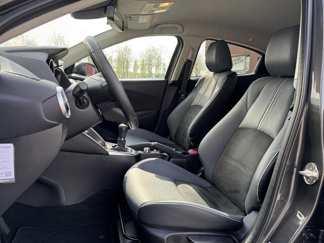 Mazda 2 1.5 Skyactiv-G Signature | Navigatie | 360° Camera | Head-Up Display | Stuur- + Stoelverwarming | LED Koplampen | Apple Carplay/Android Auto | Rijklaarprijs!