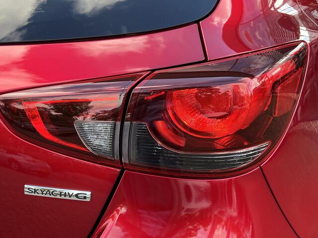 Mazda 2 1.5 Skyactiv-G Luxury | ACHTERUITRIJCAMERA | STOEL- EN STUURVERWARMING | CRUISE CONTROL | CLIMATRONIC | CARPLAY | RIJSTROOKBEGELEIDING | NED AUTO | *6 jaar garantie