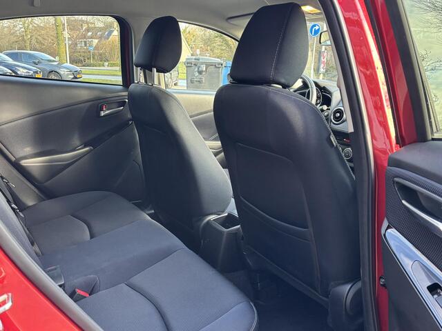 Mazda 2 1.5 Skyactiv-G Luxury NL-Auto, 1e Eig., Dealer Ondh., Automaat, Navigatie, Apple Carplay/ Android Auto, Head-up, Keyless, Stoel verw., Stuurverw., A-rij-Camera, Lichtmetaal