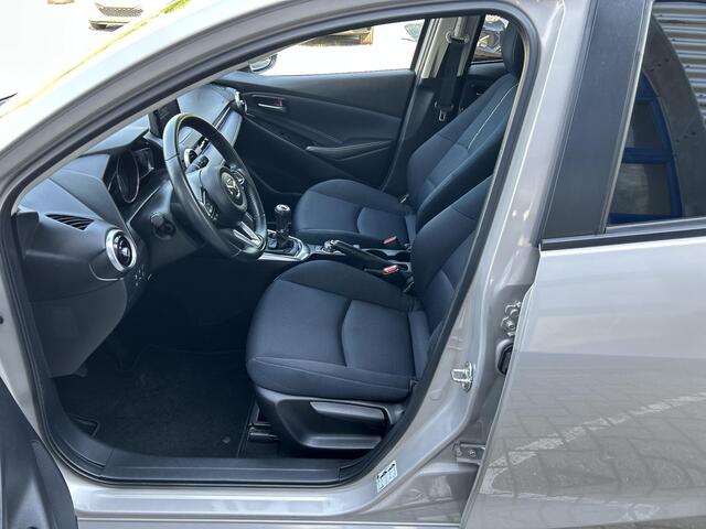 Mazda 2 1.5 Skyactiv-G Signature | Apple carplay| Head up display| Climate control| Rondom zicht camera| Parkeersensoren voor en achter|