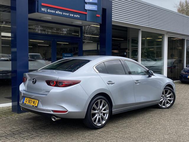 Mazda 3 2.0 e-SkyActiv-X M Hybrid 180 Luxury / NL-Auto / 1e Eigenaar! / Dealer onderhouden / 180 PK / Automaat / Vol-Leder / Apple-Carplay & Android-Auto / Adaptieve Cruise-Control / Stoelverwarming / Stuurverwarming / Heads-Up-Display / Keyless / Bose Audio / El