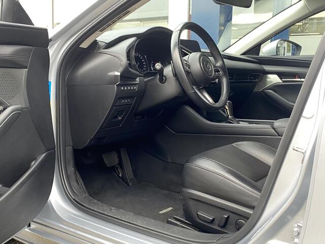 Mazda 3 2.0 e-SkyActiv-X M Hybrid 180 Luxury / NL-Auto / 1e Eigenaar! / Dealer onderhouden / 180 PK / Automaat / Vol-Leder / Apple-Carplay & Android-Auto / Adaptieve Cruise-Control / Stoelverwarming / Stuurverwarming / Heads-Up-Display / Keyless / Bose Audio / El