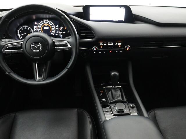 Mazda 3 2.0 e-SkyActiv-X M Hybrid 180 Comfort | BOSE Audio | Navigatie | Camera | Leder | LM velgen | Stuur-/Stoelverwarming | Dodehoek Ass. | Head-up Display | Stoelgeheugen |