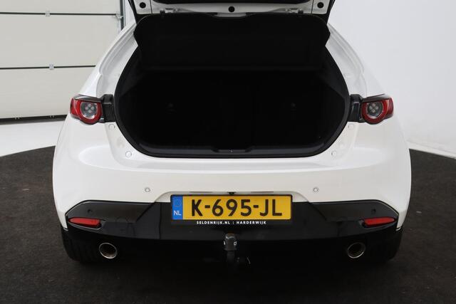 Mazda 3 2.0 SkyActiv-X Luxury | Head-Up | Leder | Stoel & stuurverwarming | Trekaak | Carplay | BOSE Sound | Adaptive cruise | Camera | Memory | Navigatie | Full LED | Keyless