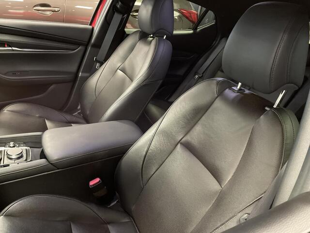 Mazda 3 2.0 e-SkyActiv-X M Hybrid 180 Luxury , I-Activesense-pack, Leder, Bose, LMV 18 Inch, 360 Camera, PDC, Stoelverwarming, Stuurverwarming, Navi, Apple Carplay, HUD, Clima