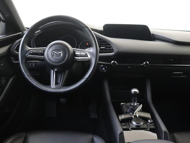 Mazda 3 2.0 e-SkyActiv-X M Hybrid 180 Luxury | Benzine | Handgeschakeld | Stoelverwarming | Adaptive cruise control | Keyless entry | Remote services |