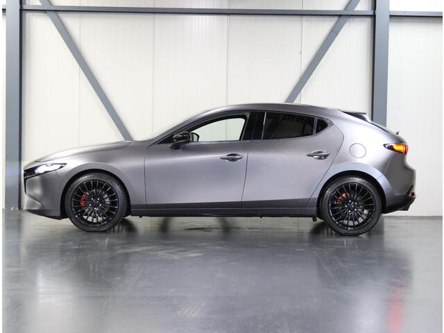Mazda 3 2.0 e-SkyActiv-X M Hybrid 180PK Luxury | UNIEK! | Apple Carplay/Android Auto | Navigatie | LEER | Adaptief Cruise Control | Climate Control | Privacy Glass | Head-up Display | Keyless | FULL LED | Voorstoelen Verwarmd |
