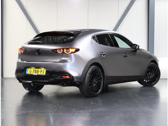 Mazda 3 2.0 e-SkyActiv-X M Hybrid 180PK Luxury | UNIEK! | Apple Carplay/Android Auto | Navigatie | LEER | Adaptief Cruise Control | Climate Control | Privacy Glass | Head-up Display | Keyless | FULL LED | Voorstoelen Verwarmd |