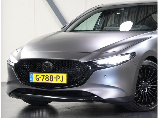 Mazda 3 2.0 e-SkyActiv-X M Hybrid 180PK Luxury | UNIEK! | Apple Carplay/Android Auto | Navigatie | LEER | Adaptief Cruise Control | Climate Control | Privacy Glass | Head-up Display | Keyless | FULL LED | Voorstoelen Verwarmd |