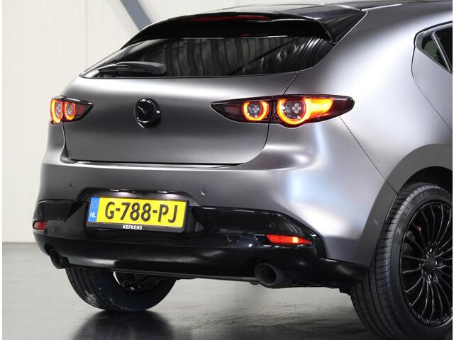 Mazda 3 2.0 e-SkyActiv-X M Hybrid 180PK Luxury | UNIEK! | Apple Carplay/Android Auto | Navigatie | LEER | Adaptief Cruise Control | Climate Control | Privacy Glass | Head-up Display | Keyless | FULL LED | Voorstoelen Verwarmd |