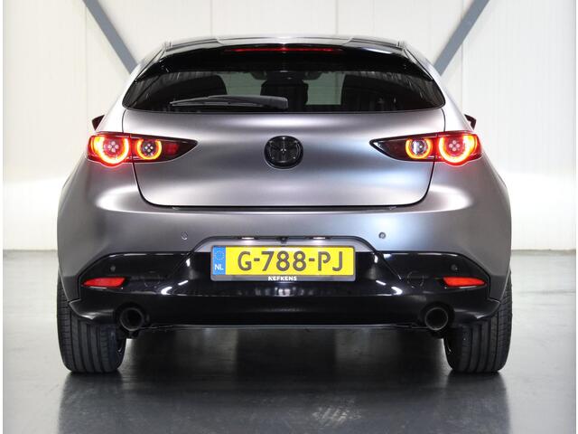 Mazda 3 2.0 e-SkyActiv-X M Hybrid 180PK Luxury | UNIEK! | Apple Carplay/Android Auto | Navigatie | LEER | Adaptief Cruise Control | Climate Control | Privacy Glass | Head-up Display | Keyless | FULL LED | Voorstoelen Verwarmd |