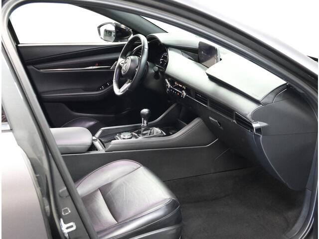 Mazda 3 2.0 e-SkyActiv-X M Hybrid 180PK Luxury | UNIEK! | Apple Carplay/Android Auto | Navigatie | LEER | Adaptief Cruise Control | Climate Control | Privacy Glass | Head-up Display | Keyless | FULL LED | Voorstoelen Verwarmd |