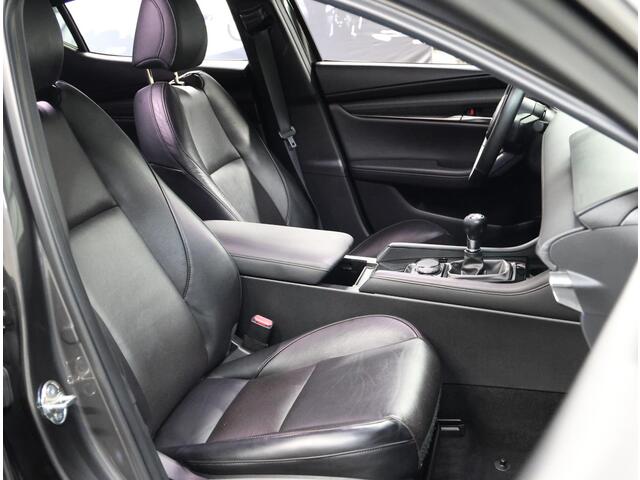Mazda 3 2.0 e-SkyActiv-X M Hybrid 180PK Luxury | UNIEK! | Apple Carplay/Android Auto | Navigatie | LEER | Adaptief Cruise Control | Climate Control | Privacy Glass | Head-up Display | Keyless | FULL LED | Voorstoelen Verwarmd |