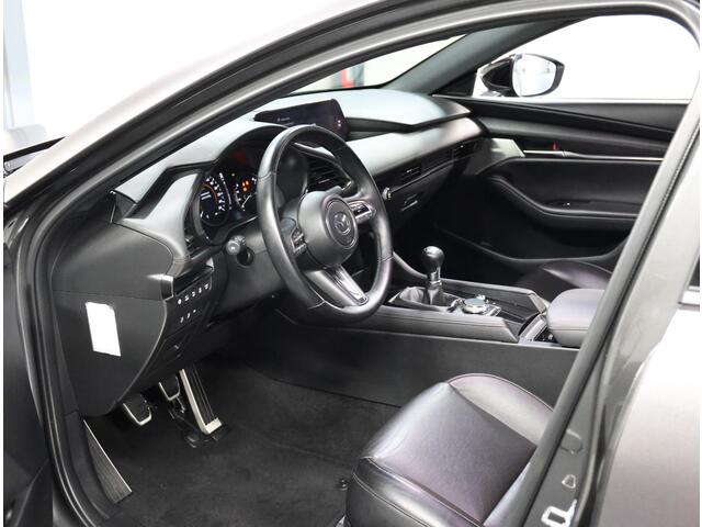 Mazda 3 2.0 e-SkyActiv-X M Hybrid 180PK Luxury | UNIEK! | Apple Carplay/Android Auto | Navigatie | LEER | Adaptief Cruise Control | Climate Control | Privacy Glass | Head-up Display | Keyless | FULL LED | Voorstoelen Verwarmd |