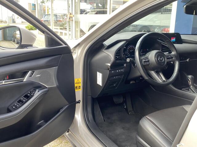 Mazda 3 2.0 e-SkyActiv-X M Hybrid 186 Luxury / Automaat / NL-Auto / Vol-Leder / Stoel-/Stuurverwarming / Afneembare-Trekhaak / Premium Bose-Audio / Adaptieve Cruise-Control / Electronic Climate-Control / Elektr.- Stoelen met Geheugen / Apple-Carplay & Android-Aut
