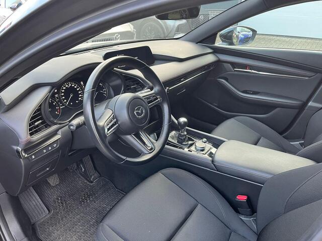 Mazda 3 2.0 e-SkyActiv-G M Hybrid 150 Homura , Adap. Cruise, LMV 18 Inch, PDC, Camera, Navi, Apple Carplay, Clima, Stoelverwarming, HUD, Stoffen bekleding