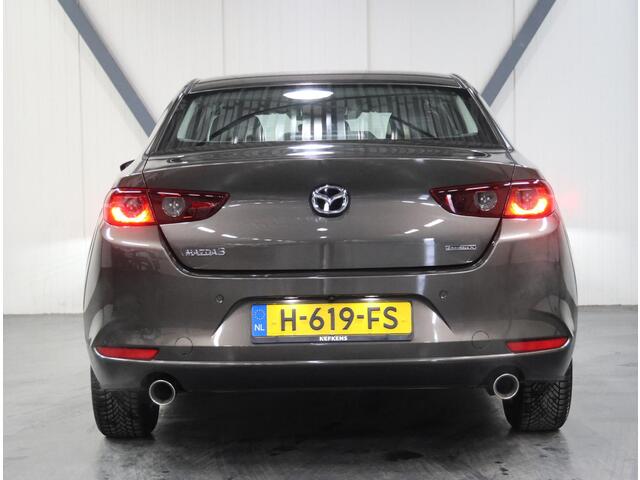 Mazda 3 180PK M Hybrid Comfort | 1ste eigenaar | AppleCarPlay/AndroidAuto | Armsteun | BOSE Sound | Camera | Dodehoekdetectie | StoelStuurVerwarmd | LED lampen | Navigatie | LEER | Cruise Control | Climate Control | Isofix | Parkeersensoren |