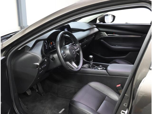 Mazda 3 180PK M Hybrid Comfort | 1ste eigenaar | AppleCarPlay/AndroidAuto | Armsteun | BOSE Sound | Camera | Dodehoekdetectie | StoelStuurVerwarmd | LED lampen | Navigatie | LEER | Cruise Control | Climate Control | Isofix | Parkeersensoren |