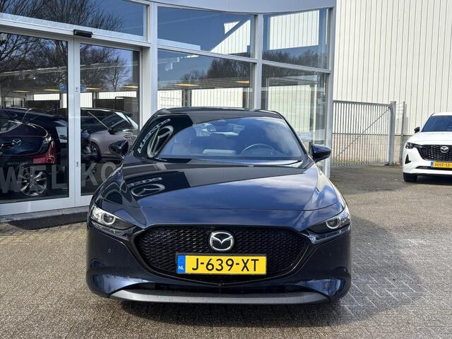 Mazda 3 2.0 e-SkyActiv-X M Hybrid 180 Comfort met Bose NL-Auto, 1e Eig., Dealer Ondh., Navigatie, Apple Carplay /Android Auto, Bose, Head-Up, Cruise Controle ad., A-Rij-Camera. Parkeerhulp vóór, Trekhaak.