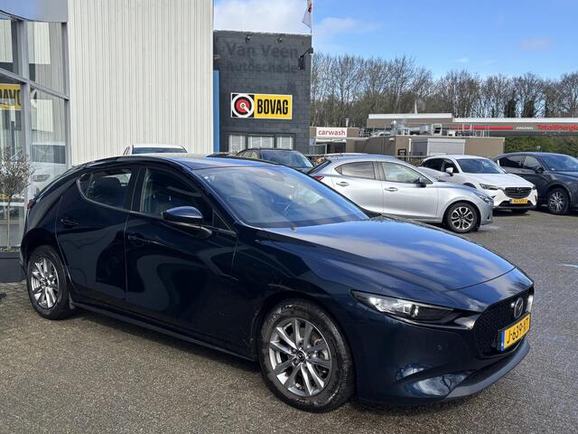 Mazda 3 2.0 e-SkyActiv-X M Hybrid 180 Comfort met Bose NL-Auto, 1e Eig., Dealer Ondh., Navigatie, Apple Carplay /Android Auto, Bose, Head-Up, Cruise Controle ad., A-Rij-Camera. Parkeerhulp vóór, Trekhaak.