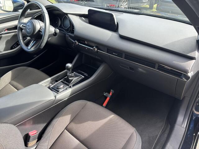 Mazda 3 2.0 e-SkyActiv-X M Hybrid 180 Comfort met Bose NL-Auto, 1e Eig., Dealer Ondh., Navigatie, Apple Carplay /Android Auto, Bose, Head-Up, Cruise Controle ad., A-Rij-Camera. Parkeerhulp vóór, Trekhaak.