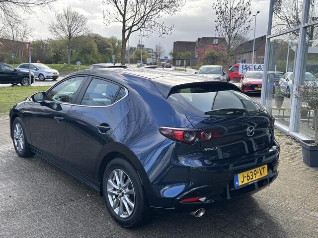 Mazda 3 2.0 e-SkyActiv-X M Hybrid 180 Comfort met Bose NL-Auto, 1e Eig., Dealer Ondh., Navigatie, Apple Carplay /Android Auto, Bose, Head-Up, Cruise Controle ad., A-Rij-Camera. Parkeerhulp vóór, Trekhaak.