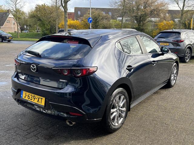 Mazda 3 2.0 e-SkyActiv-X M Hybrid 180 Comfort met Bose NL-Auto, 1e Eig., Dealer Ondh., Navigatie, Apple Carplay /Android Auto, Bose, Head-Up, Cruise Controle ad., A-Rij-Camera. Parkeerhulp vóór, Trekhaak.