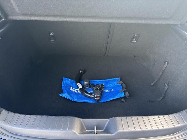 Mazda 3 2.0 e-SkyActiv-X M Hybrid 180 Comfort met Bose NL-Auto, 1e Eig., Dealer Ondh., Navigatie, Apple Carplay /Android Auto, Bose, Head-Up, Cruise Controle ad., A-Rij-Camera. Parkeerhulp vóór, Trekhaak.