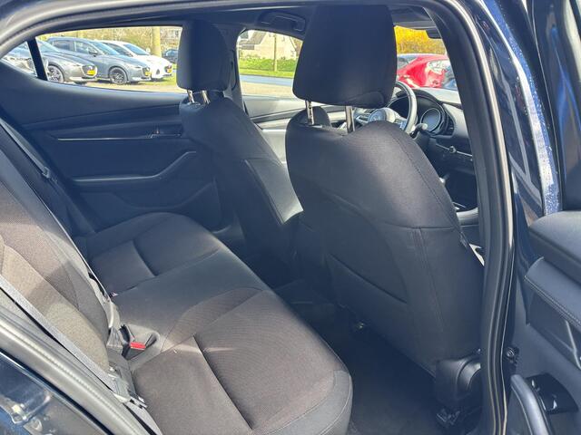 Mazda 3 2.0 e-SkyActiv-X M Hybrid 180 Comfort met Bose NL-Auto, 1e Eig., Dealer Ondh., Navigatie, Apple Carplay /Android Auto, Bose, Head-Up, Cruise Controle ad., A-Rij-Camera. Parkeerhulp vóór, Trekhaak.