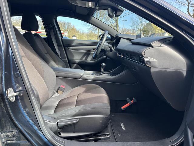Mazda 3 2.0 e-SkyActiv-X M Hybrid 180 Comfort met Bose NL-Auto, 1e Eig., Dealer Ondh., Navigatie, Apple Carplay /Android Auto, Bose, Head-Up, Cruise Controle ad., A-Rij-Camera. Parkeerhulp vóór, Trekhaak.