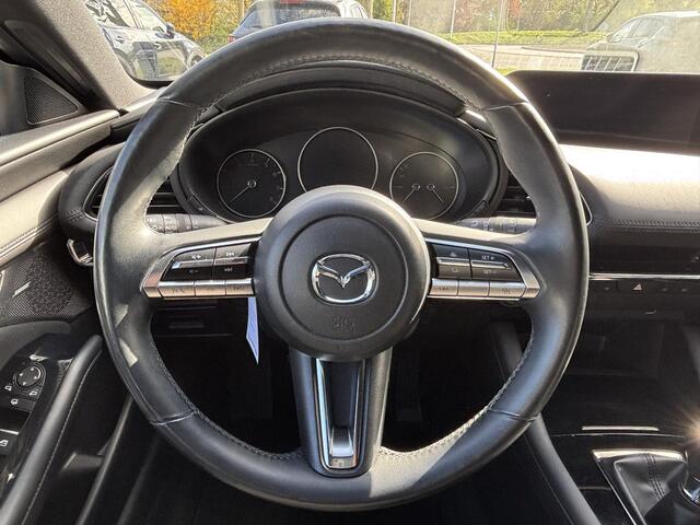 Mazda 3 2.0 e-SkyActiv-X M Hybrid 180 Comfort met Bose NL-Auto, 1e Eig., Dealer Ondh., Navigatie, Apple Carplay /Android Auto, Bose, Head-Up, Cruise Controle ad., A-Rij-Camera. Parkeerhulp vóór, Trekhaak.