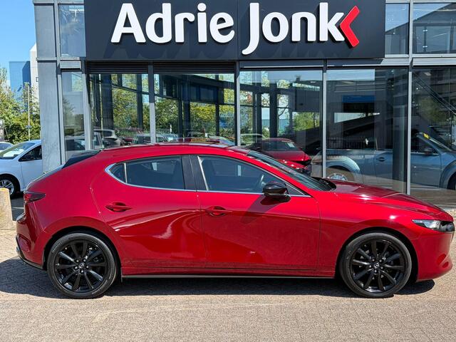 Mazda 3 2.0 e-SkyActiv-X M Hybrid 180 Comfort met Bose AUTOMAAT | LEDER | Bose Audio | A.CAMERA | HEAD-UP DISPLAY | APPLE CARPLAY/ANDROID AUTO | 18"LM VELGEN | NED.AUTO | DELAER ONDERHOUDEN |