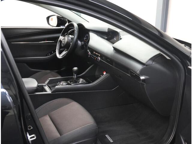 Mazda 3 186PK M Hybrid Comfort | 1ste eigenaar | Camera | Dodehoekdetectie | LED lampen | Keyless | Navigatie | AppleCarPlay/AndroidAuto | Armsteun | Camera | StoelStuurVerwarmd | Adaptief Cruise Control | Climate Control | Isofix | Parkeersensoren |