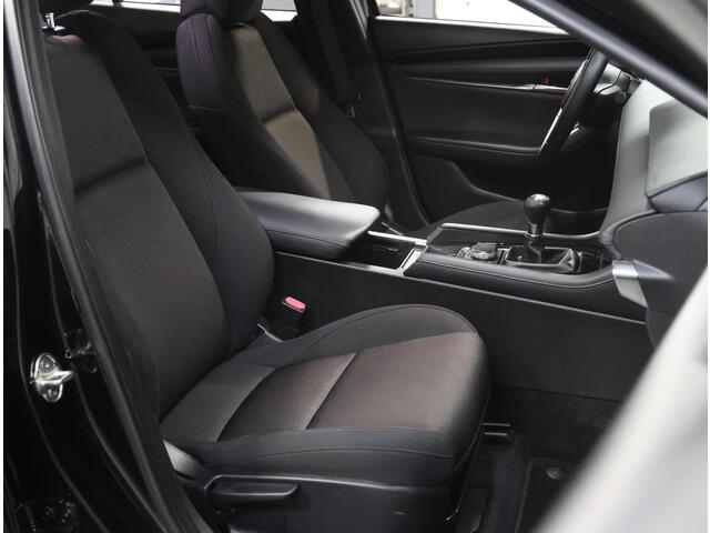 Mazda 3 186PK M Hybrid Comfort | 1ste eigenaar | Camera | Dodehoekdetectie | LED lampen | Keyless | Navigatie | AppleCarPlay/AndroidAuto | Armsteun | Camera | StoelStuurVerwarmd | Adaptief Cruise Control | Climate Control | Isofix | Parkeersensoren |