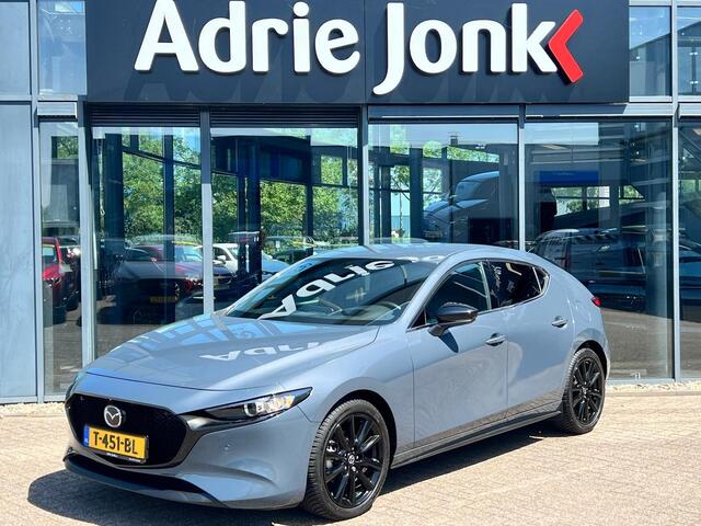 Mazda 3 2.0 e-SkyActiv-G M Hybrid 150 Homura TREKHAAK | A.CAMERA | 18"LM VELGEN BLACK | APPLE CARPLAY/ANDROID AUTO | HEAD-UP DISPLAY | 1e EIG | NED.AUTO |