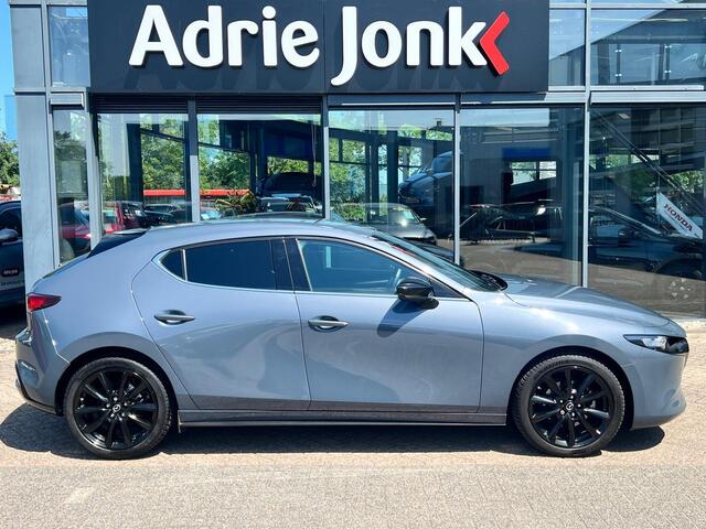 Mazda 3 2.0 e-SkyActiv-G M Hybrid 150 Homura TREKHAAK | A.CAMERA | 18"LM VELGEN BLACK | APPLE CARPLAY/ANDROID AUTO | HEAD-UP DISPLAY | 1e EIG | NED.AUTO |