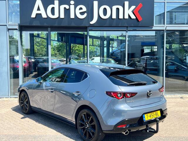 Mazda 3 2.0 e-SkyActiv-G M Hybrid 150 Homura TREKHAAK | A.CAMERA | 18"LM VELGEN BLACK | APPLE CARPLAY/ANDROID AUTO | HEAD-UP DISPLAY | 1e EIG | NED.AUTO |