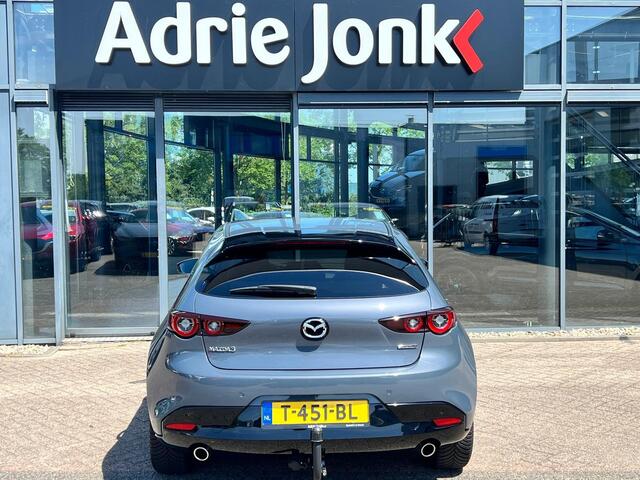 Mazda 3 2.0 e-SkyActiv-G M Hybrid 150 Homura TREKHAAK | A.CAMERA | 18"LM VELGEN BLACK | APPLE CARPLAY/ANDROID AUTO | HEAD-UP DISPLAY | 1e EIG | NED.AUTO |