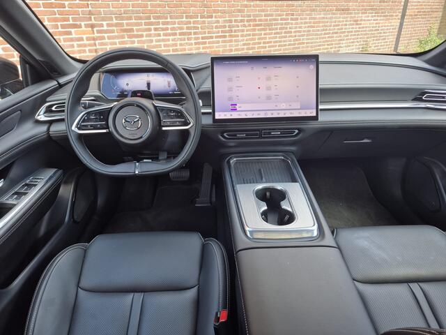 Mazda 6 6e Takumi Business Edition 68.8 kWh | ZWART LEDER | NAVI | PANO | 360 CAMERA | GRATIS TREKHAAK! T.W.V. ¤ 1695,-