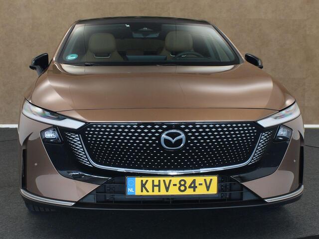 Mazda 6 6e Takumi Plus Long Range 80 kWh - ORIGINEEL NEDERLANDSE AUTO - PANORAMADAK - RONDOMZICHTCAMERA - HEAD-UP DISPLAY - DODEHOEKDETECTIE MET CORRECTIE - ELEKTRISCH BEDIENBARE ACHTERKLEP - ELEKTRISCH VERSTELBARE BESTUURDERSSTOEL - STOELVENTILATIE VÓÓR - VOORST