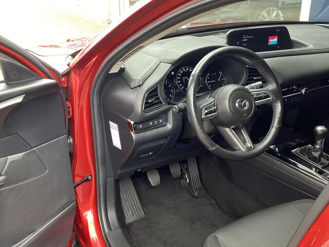 Mazda CX-30 2.0 e-SkyActiv-G M Hybrid Comfort / NL-Auto / Adaptieve Cruise-Control / Stoelverwarming / Stuurverwarming / Climate-Control / Apple-Carplay & Android-Auto / Head-Up-Display / DAB Radio-Bluetooth / Navi / Afneembare-Trekhaak / Dodehoek-Detectie / PDC V+A 
