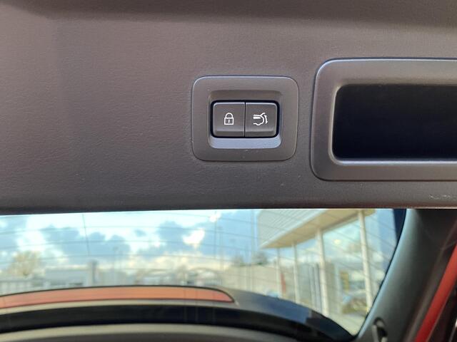 Mazda CX-30 2.0 e-SkyActiv-X M Hybrid Luxury / Automaat / NL-Auto / 1e-Eigenaar / Adaptieve Cruise-Control Stop&Go / Stoelverwarming / Stuurverwarming / Climate-Control / Apple-Carplay & Android-Auto / Head-Up-Display / DAB Radio-Bluetooth / Navi / Dodehoek-Detectie