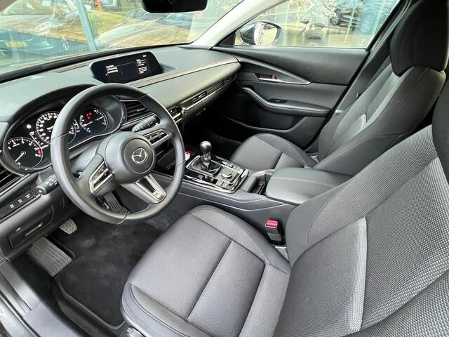 Mazda CX-30 2.0 e-SkyActiv-X M Hybrid Homura | NEDERLANDSE AUTO | LAGE KM STAND 26.276 | GARANTIE 3-2029 | CAMERA | EL.A.KLEP | HEAD-UP DISPLAY | APPLE CARPAY / ANDROID AUTO | 18"VELGEN